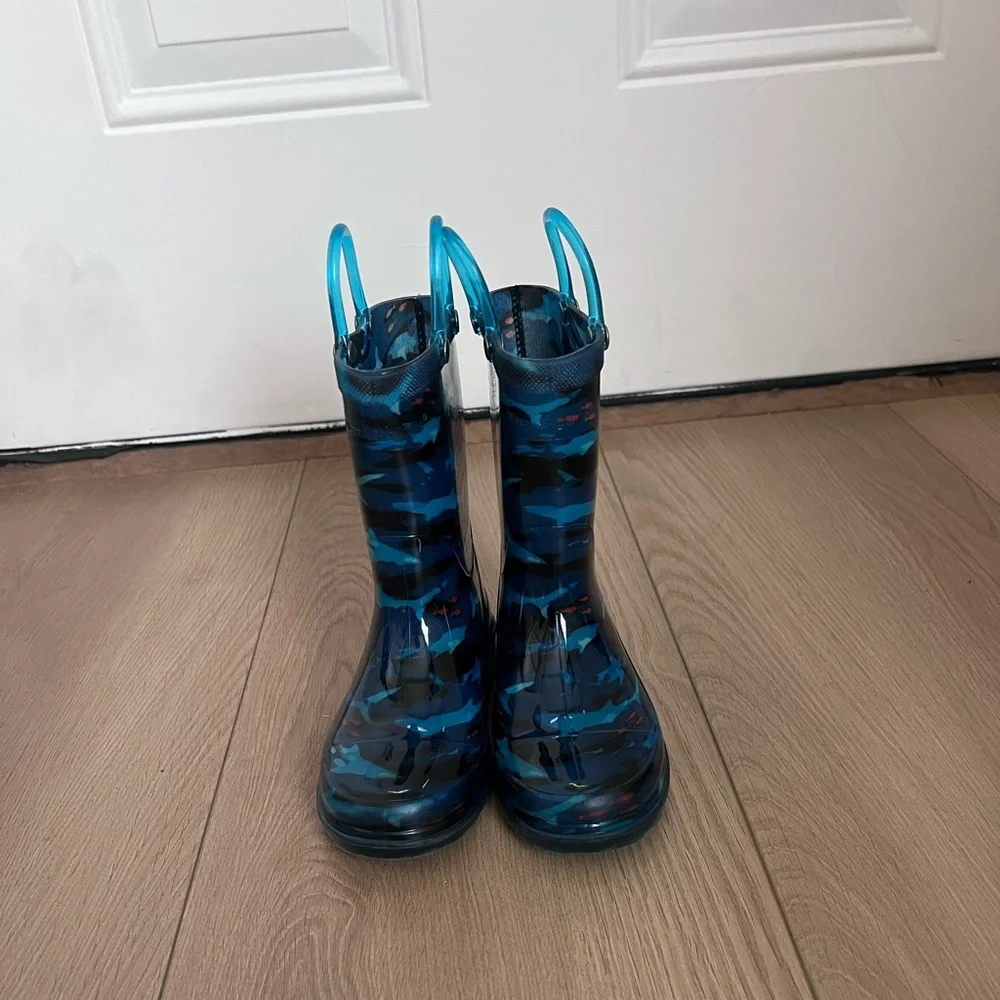 Kids Blue Camo Rain Boots with Easy-Grab Handles